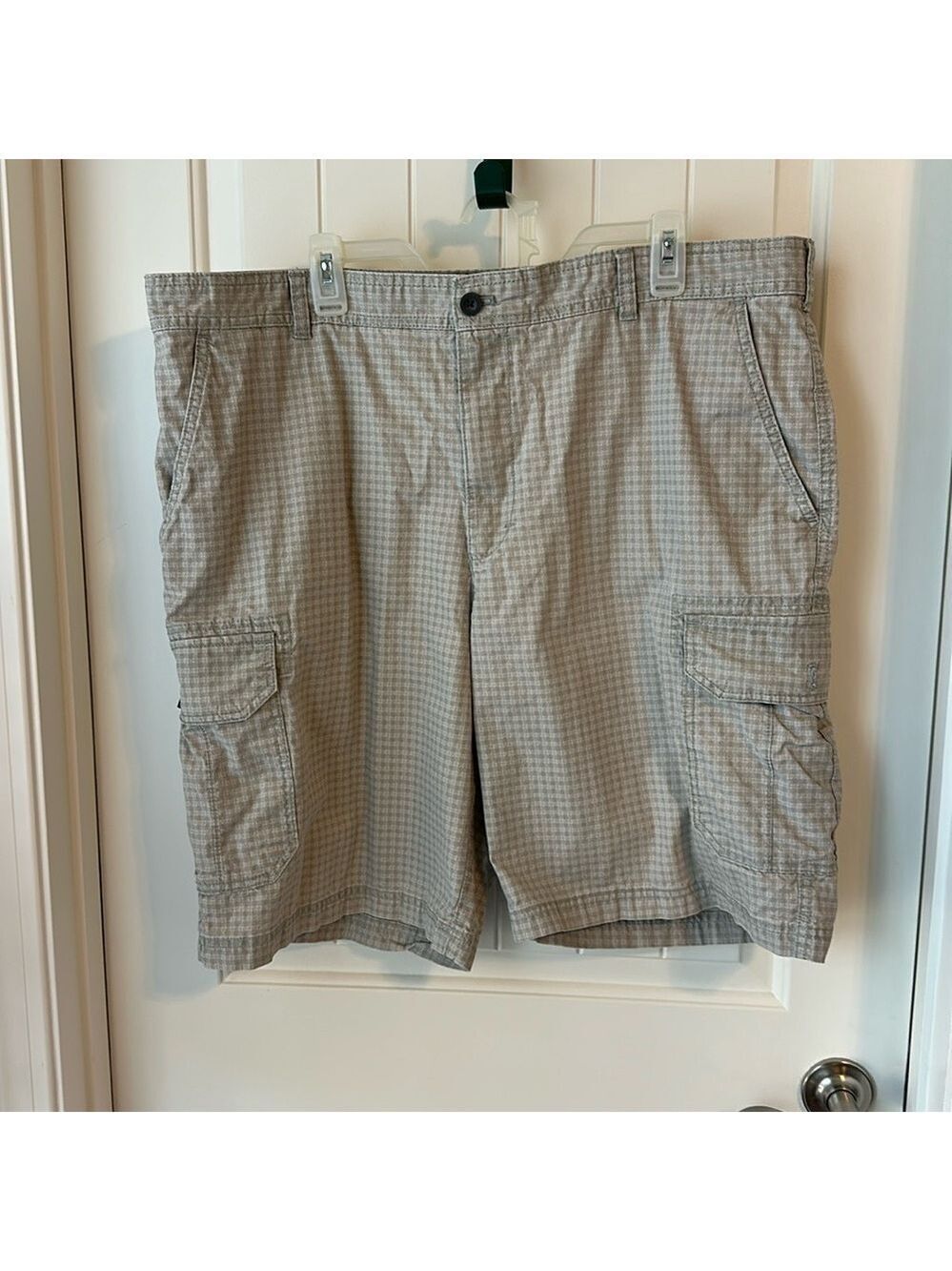 Izod 100% cotton size 42 cargo shorts. Tan and green small checks. Like New